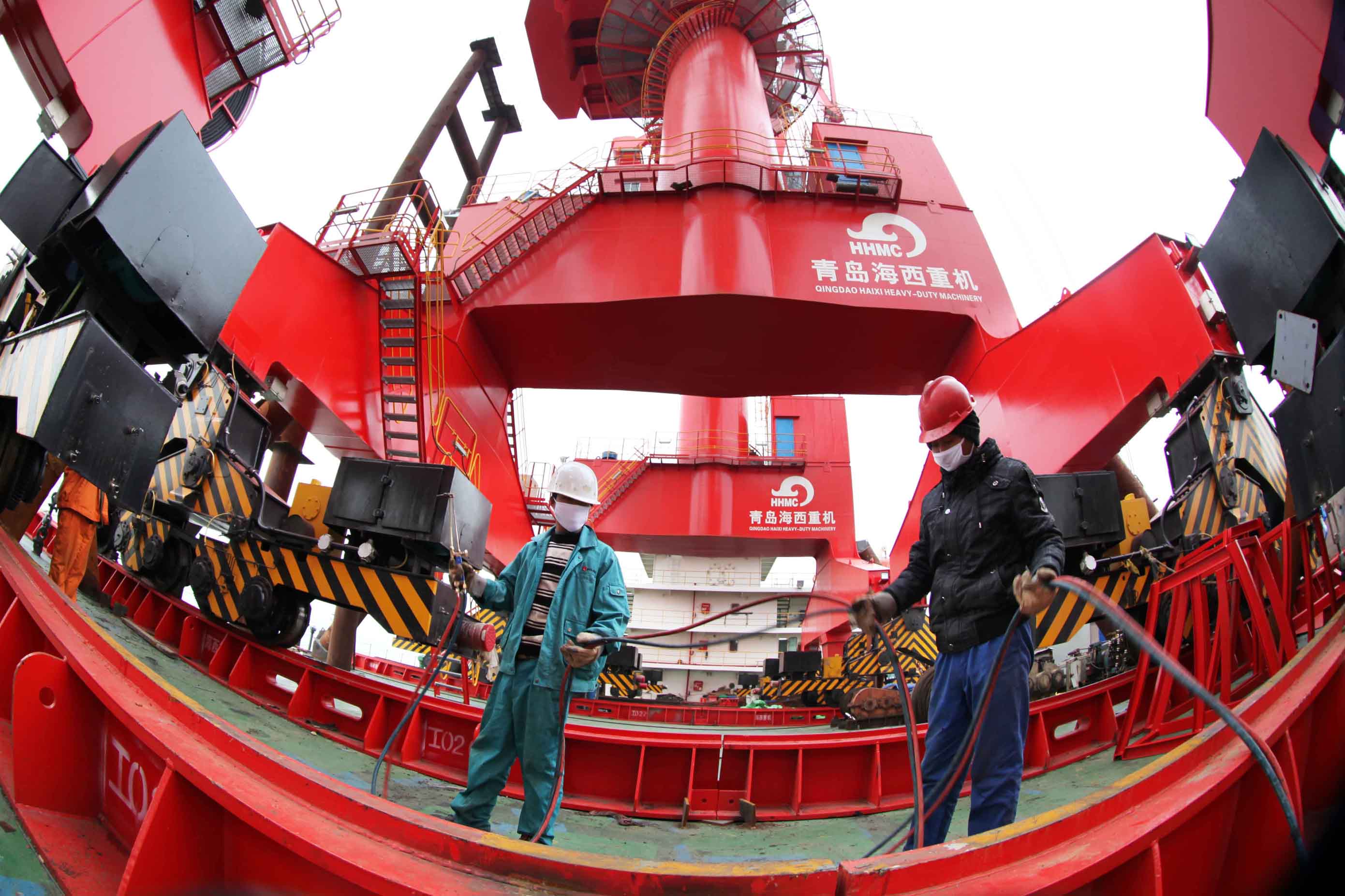 2012年12月19日,江苏连云港港赣榆港区建设者