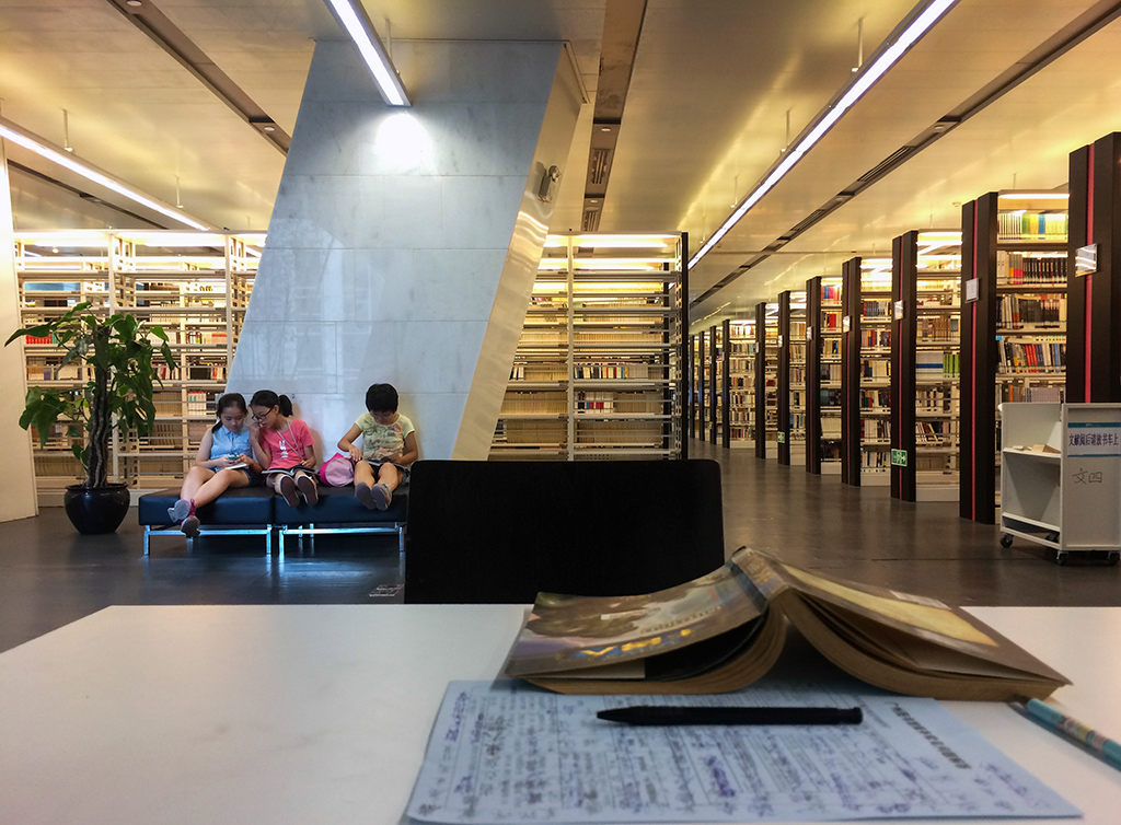 2014年7月4日广州图书馆三小女孩边看书边玩