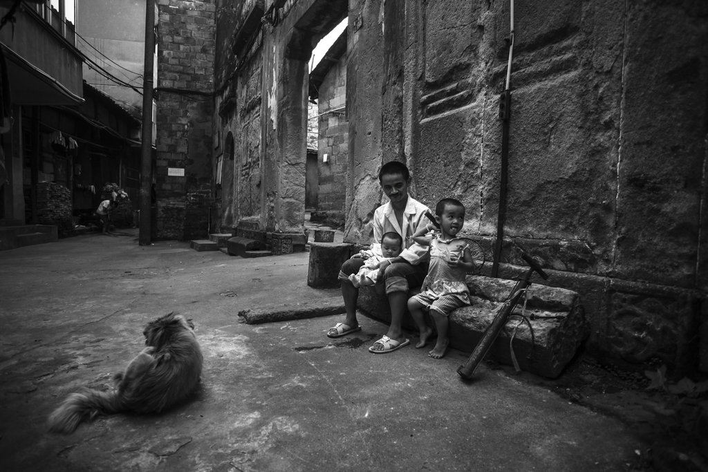 我们小时候虽然没吃过进口奶粉,没买过玩具,但