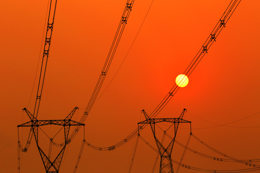 高压线在夕阳的照耀下,就像跳动的音符,唱响中