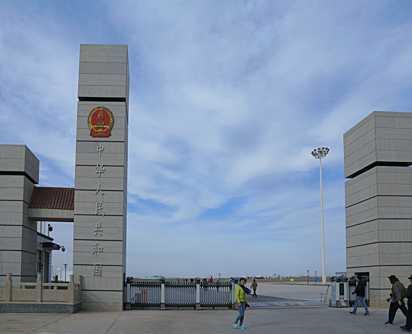 2--中蒙边境的策克口岸 策克口岸位于内蒙古额