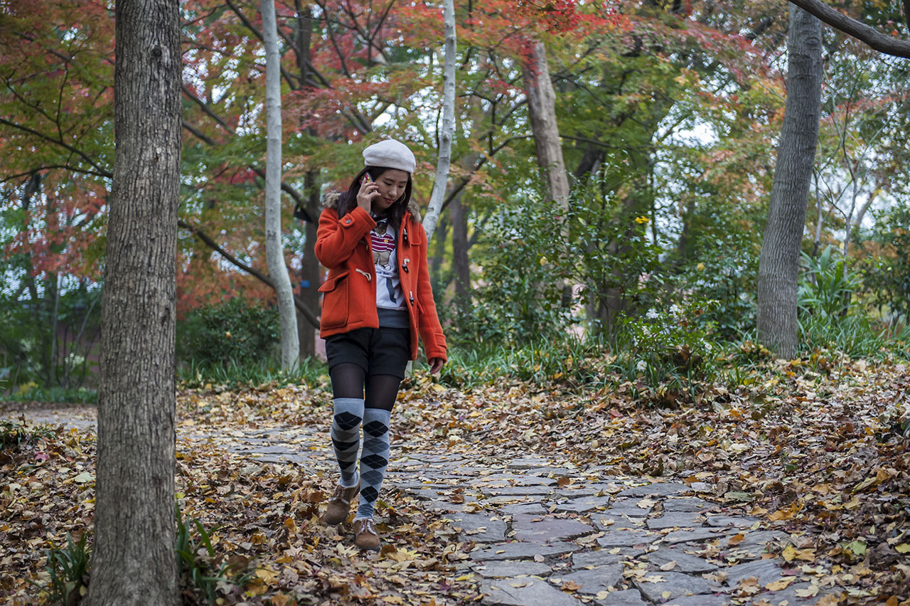 红枫岗拍接电话美女 - 缩小 - 大众摄影网