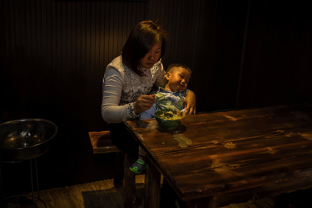 年轻的母亲在喂食。