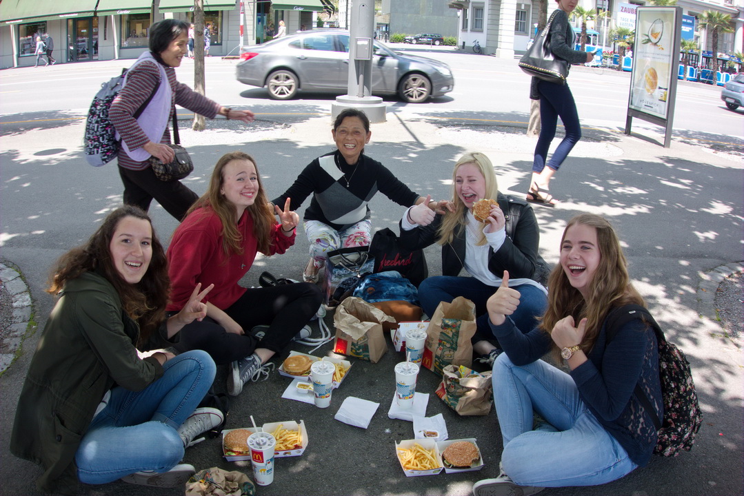 网上看到发布一些中国大妈出国游抢购奢侈品和