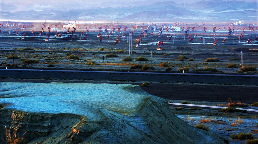 《魔鬼舞蹁跹-油田井群》-首届福能杯 能源与