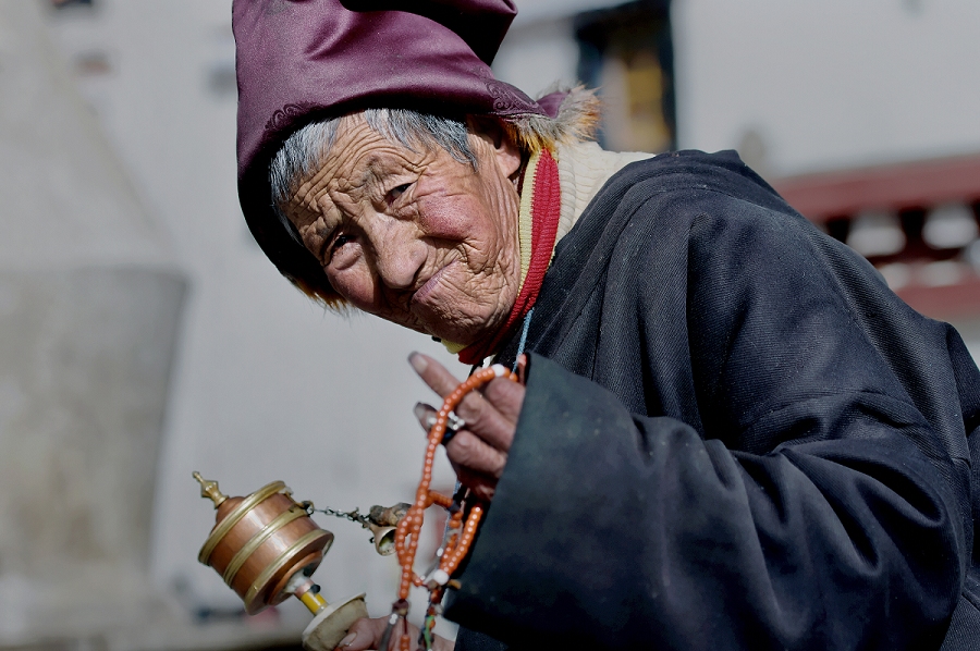 转经的老阿妈-包商银行杯全国第五届小企业贷