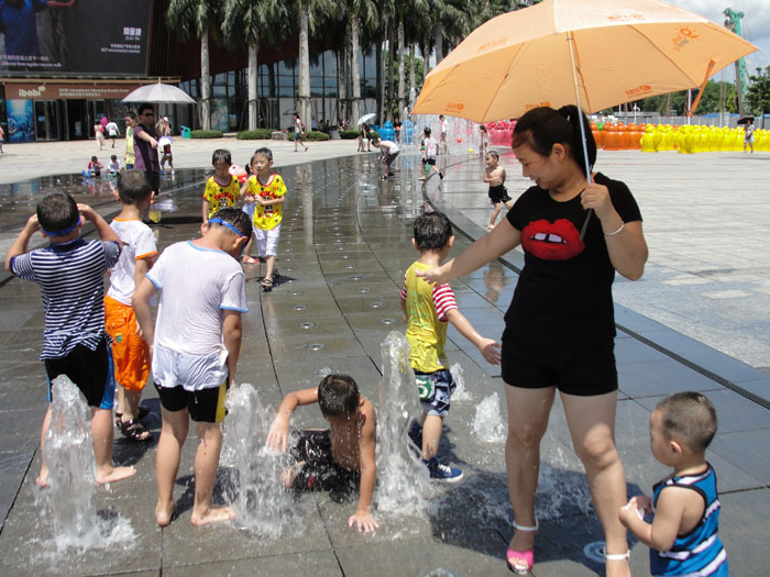深圳欢乐海岸,天气炎热很多家长带在喷泉戏水