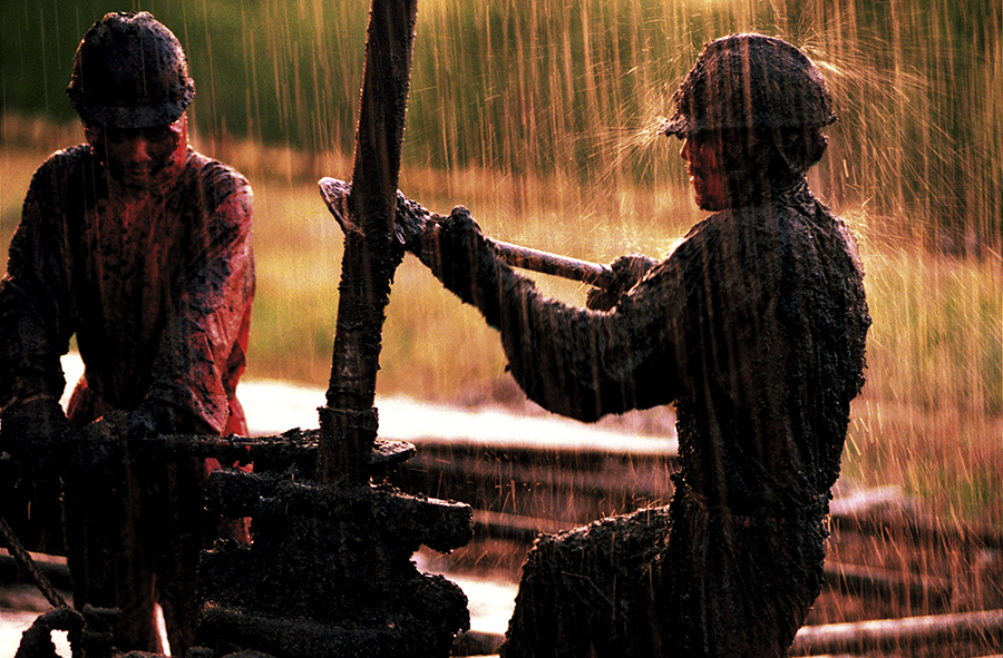 组照作品:《奋战在一线的石油工人》之五-首届