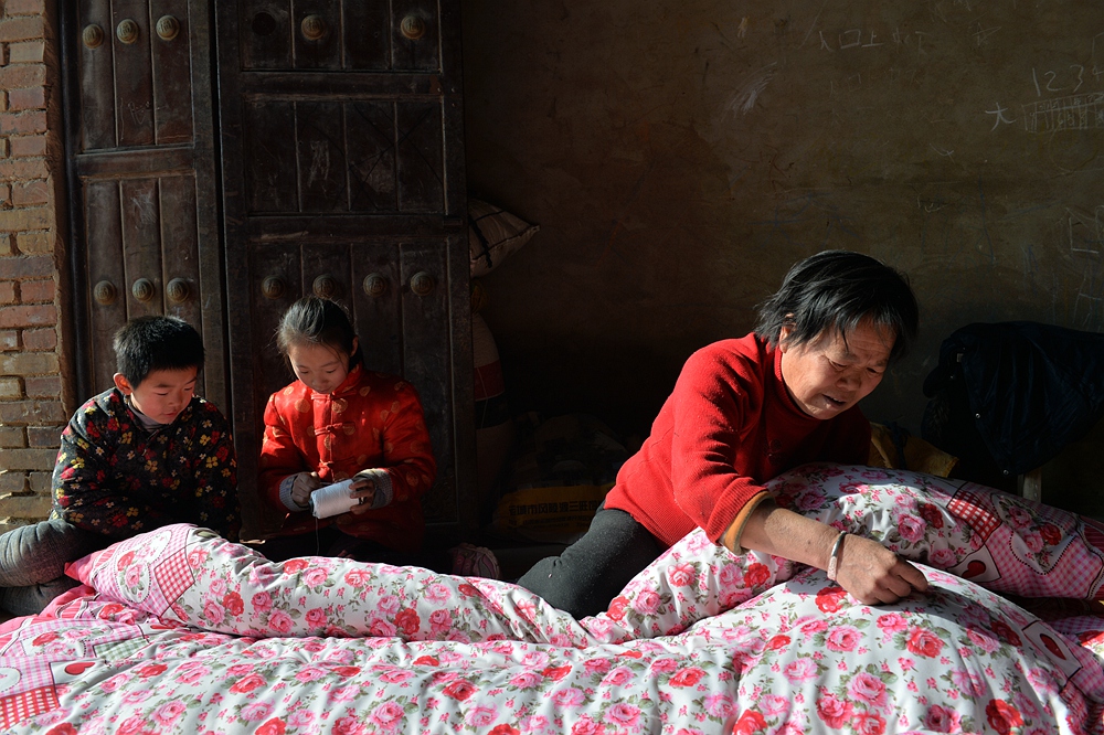 【针线活】缝被子-《大众摄影》山西俱乐部