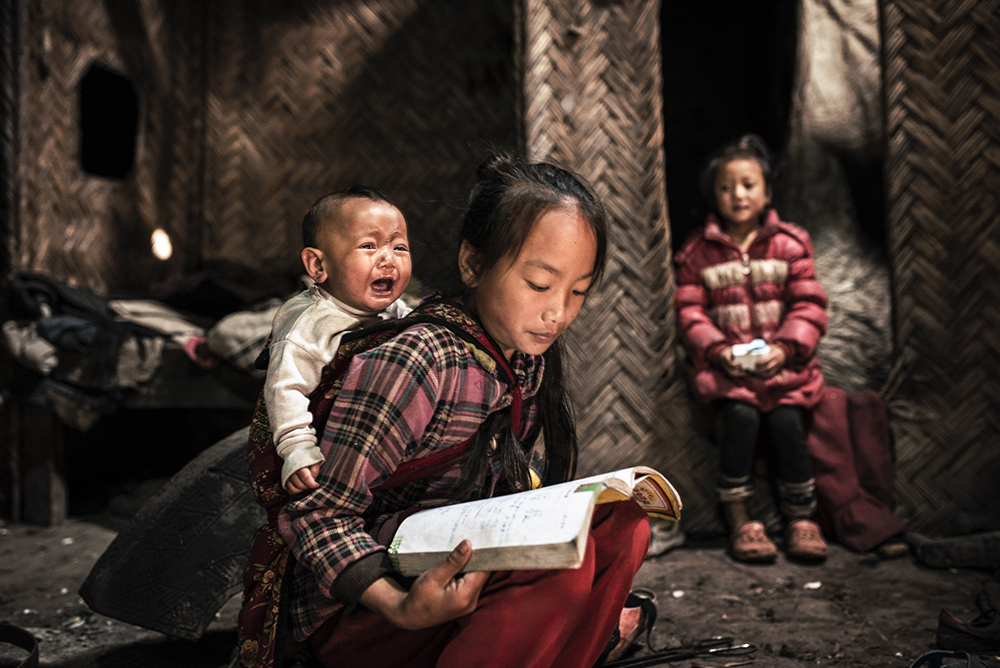 "别哭,我要念书"-《大众摄影》广东俱乐部(2星)-大众摄影网