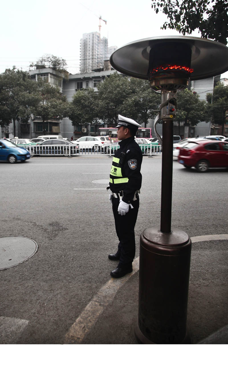 贵阳户外执勤警察用上温暖的煤气炉-《大众摄