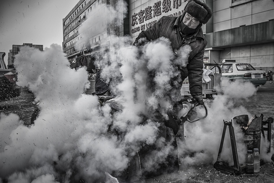 炸爆米花的老人