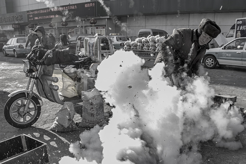 炸爆米花的老人