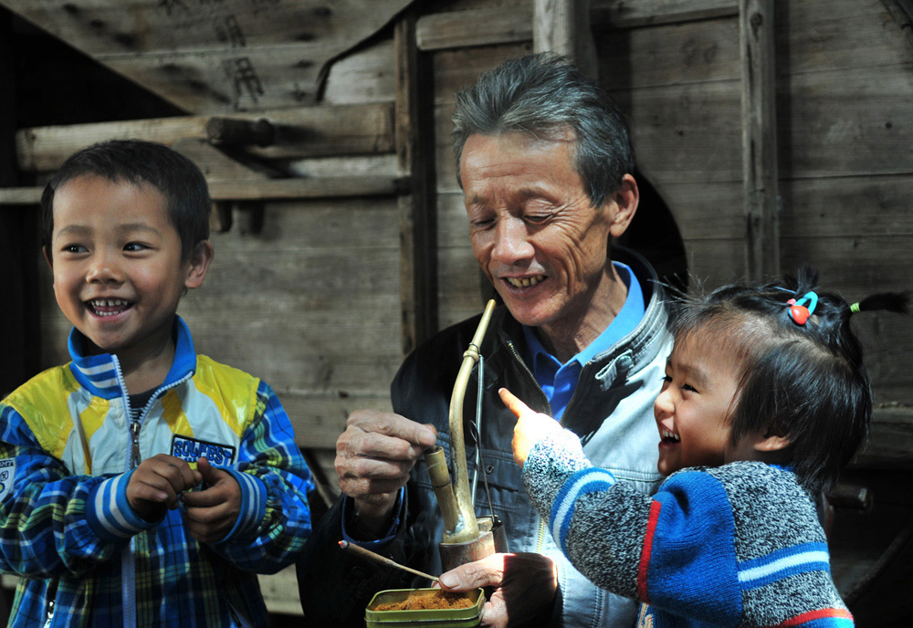 看爷爷抽烟-《大众摄影》湖南俱乐部(1星)