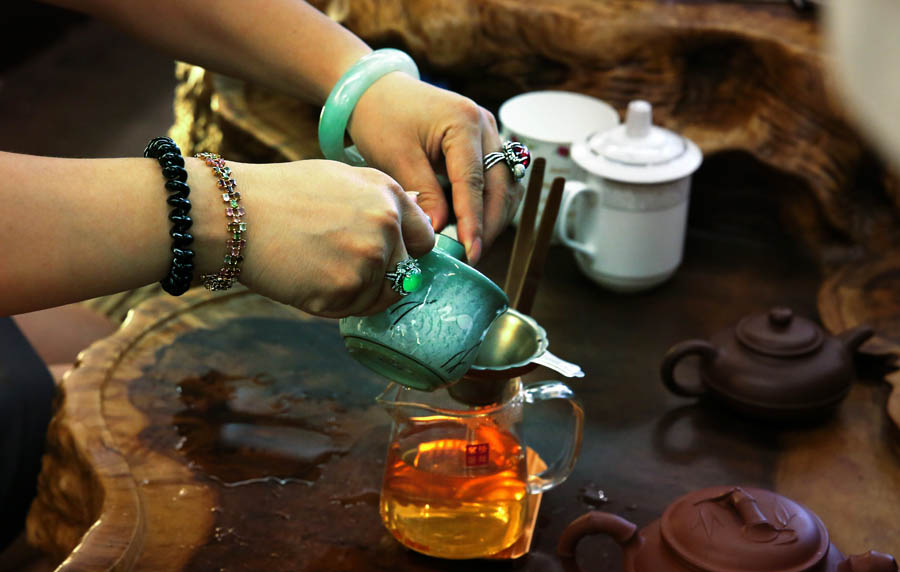 沏茶-平洲玉器杯中国玉东方韵全国摄影大展