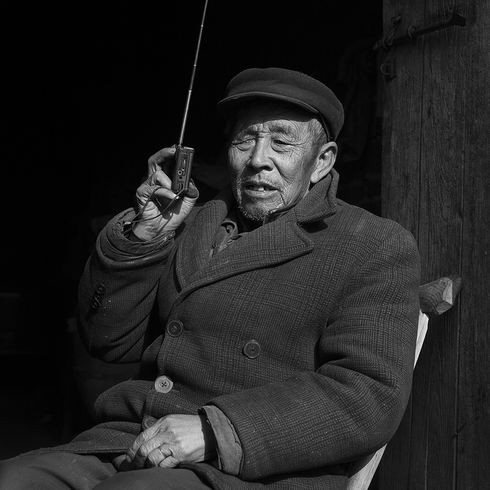 听收音机的老人-《大众摄影》俱乐部团体会员