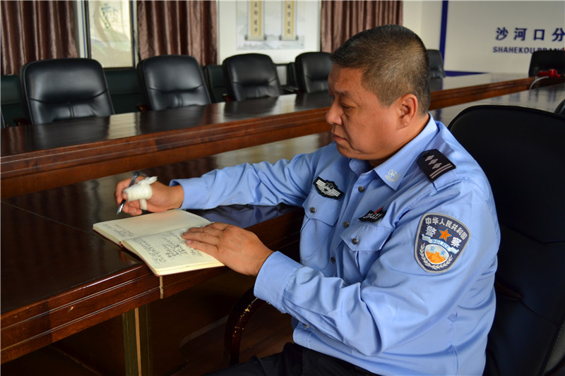 年以上的,到当地派出所开证明上报到禁毒委,再