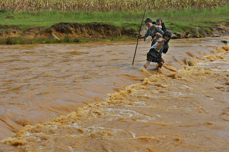 母子手牵手心连心蹚过洪水河-《大众摄影》俱