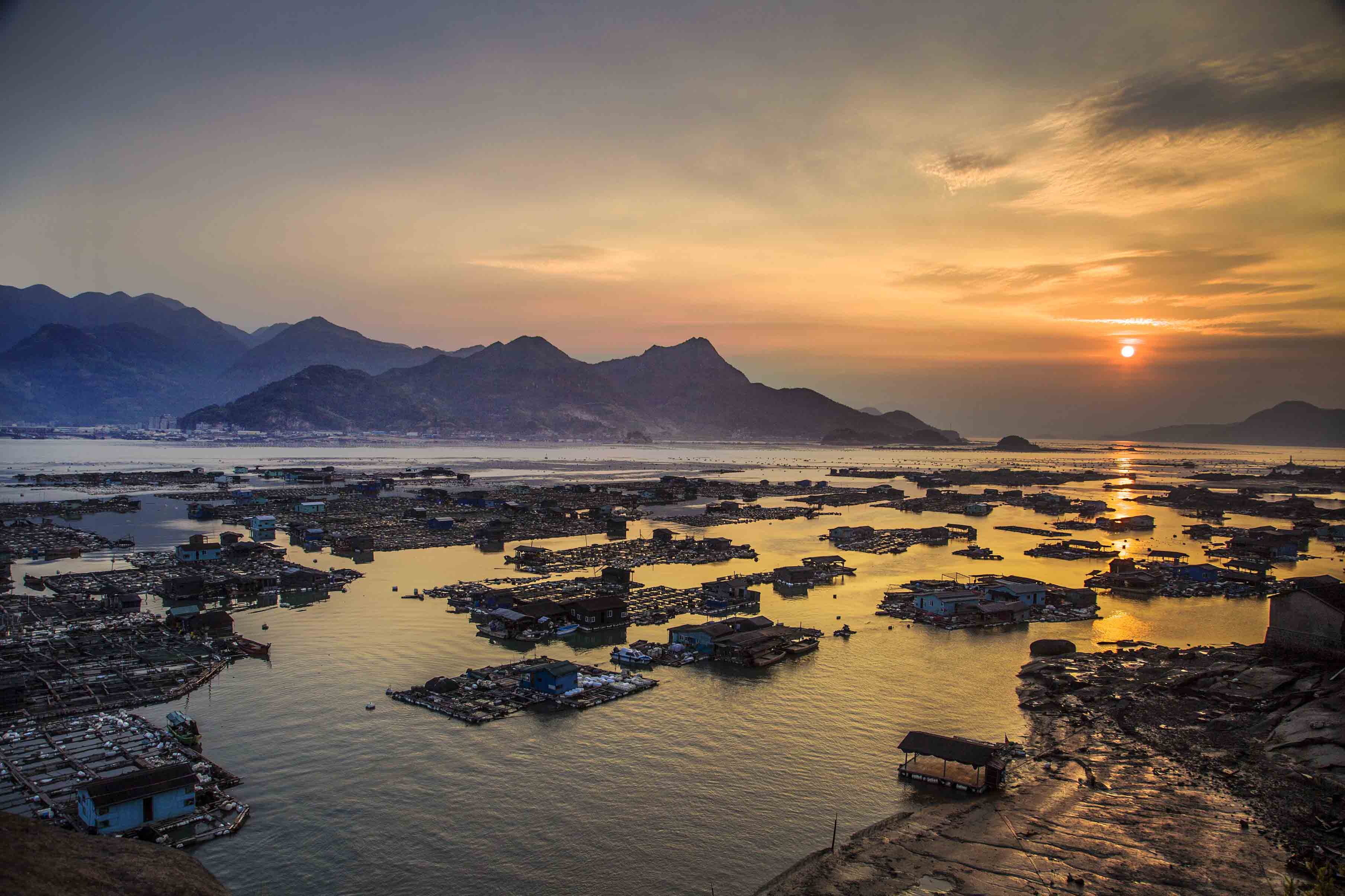 霞映青山,张尚镯于2017.7摄于三都澳青山岛。