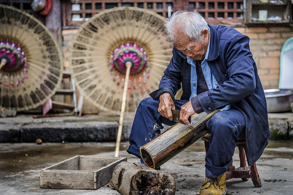 壮族水竹伞制作人家
