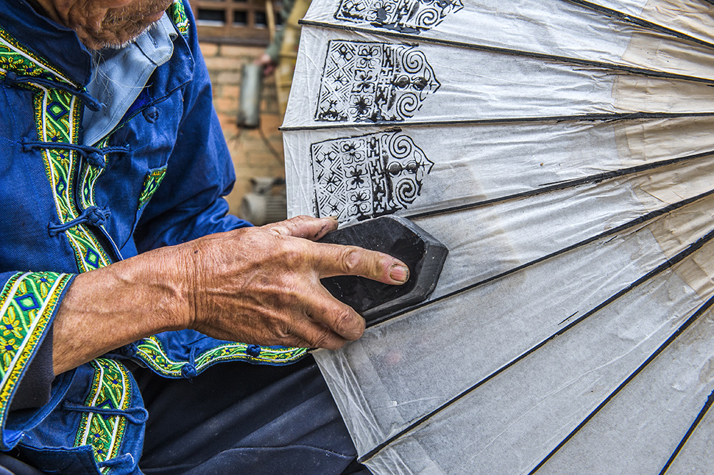 壮族水竹伞制作人家