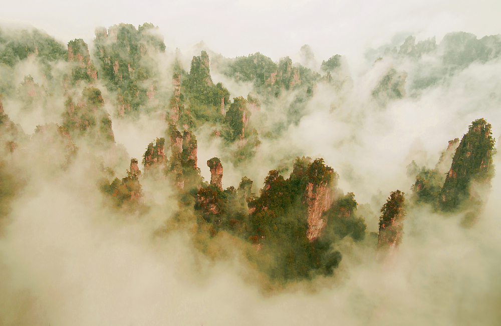 千峰万仞映朝晖