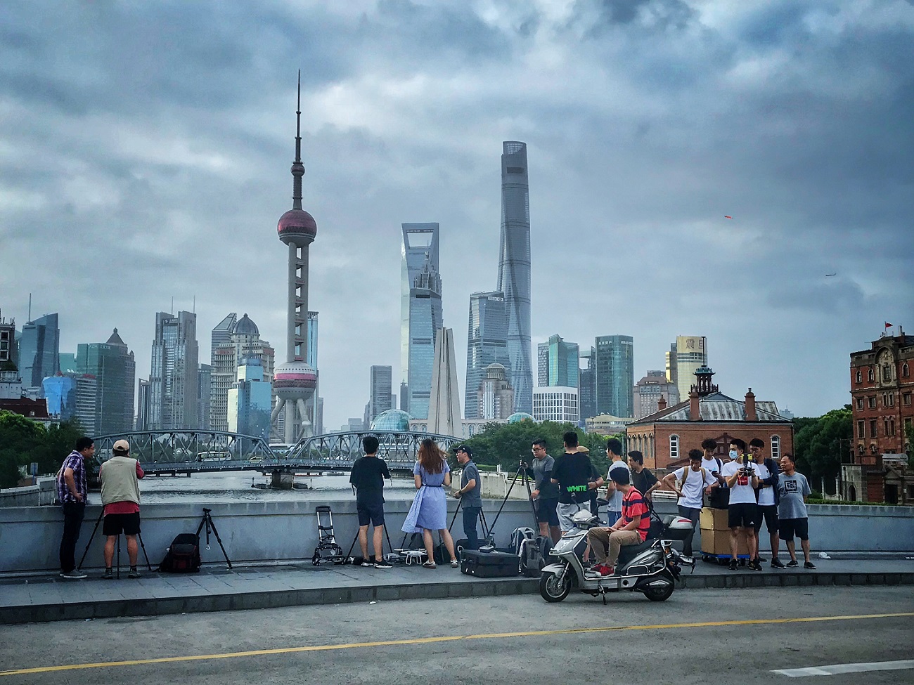 台风下的外滩源,近处是上海外滩最早的建筑,黄浦江那边是改革开放后的