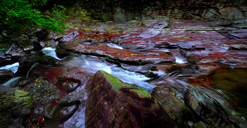 七彩玉谷碧水流