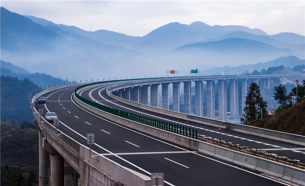 《通向山外的致富之路》