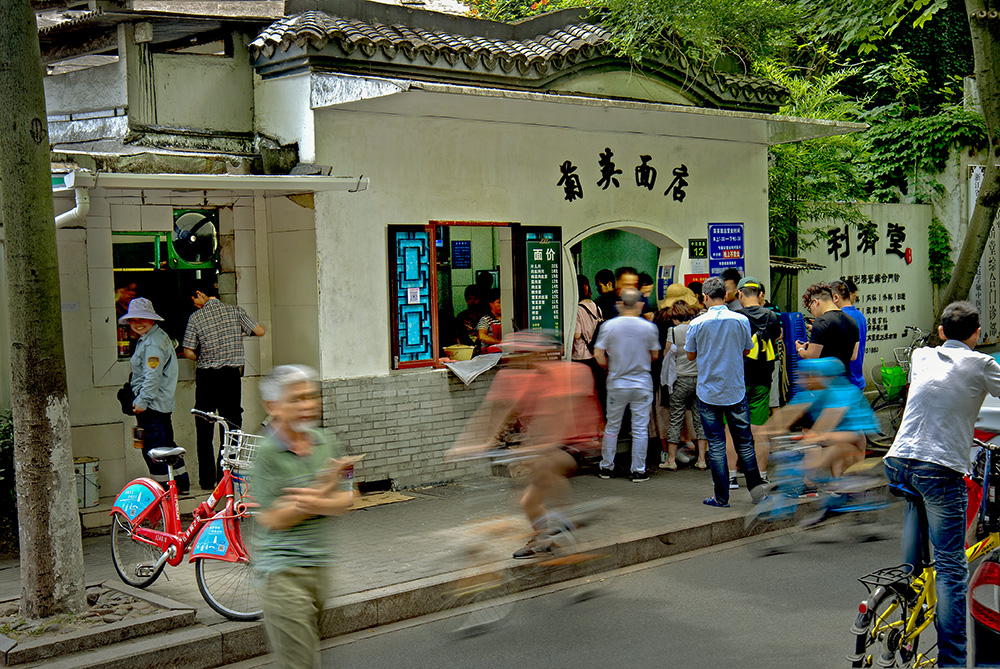 标题:舌尖上的中国-菊英面馆组照共11幅