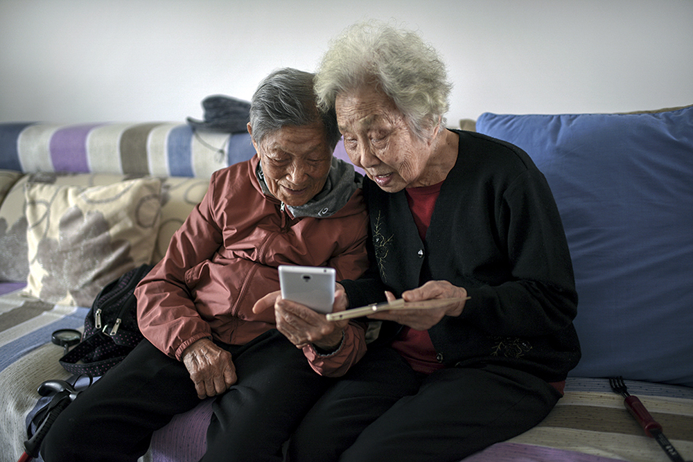 《见字如面》赵林 俩位90多岁的老奶奶开心的玩微信,与远方的儿女
