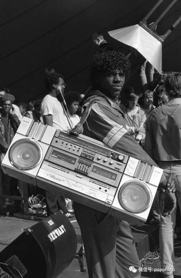 请回答1980年代!他收藏一堆收录机并当肖像拍