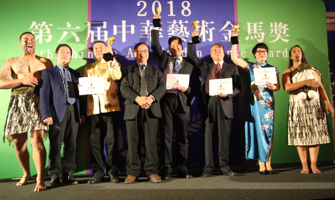 中央电视台导演洪眉为金马奖获得者颁奖