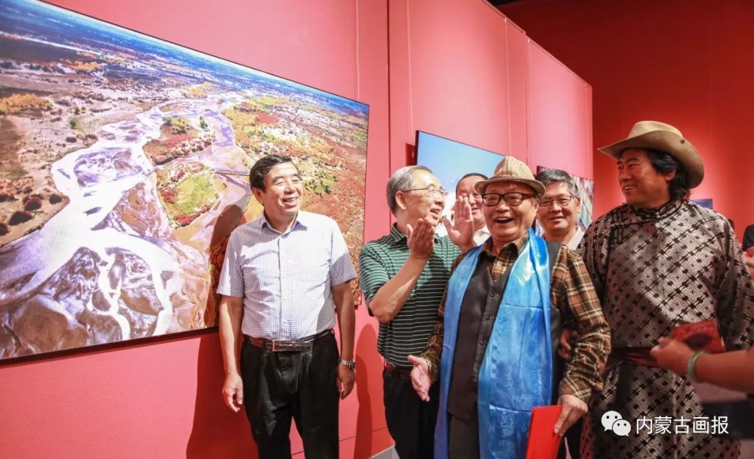 内蒙古自治区人大原副主任陈瑞青在参观过程中激动地