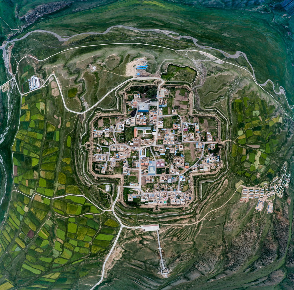 俯瞰八角城  2020年8月3日,甘肃省夏河县八角城.张润国摄