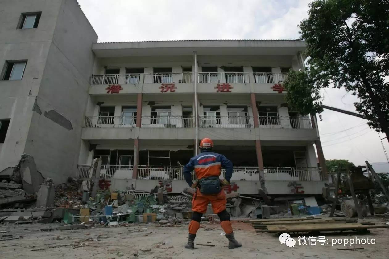 2008年5月,北川中学主教学楼,楼体第一层和第二层全部被埋在地下.