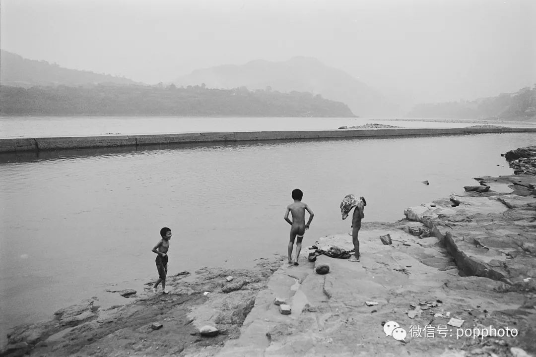 金沙江边裸泳的男孩.云南绥江,2010.09