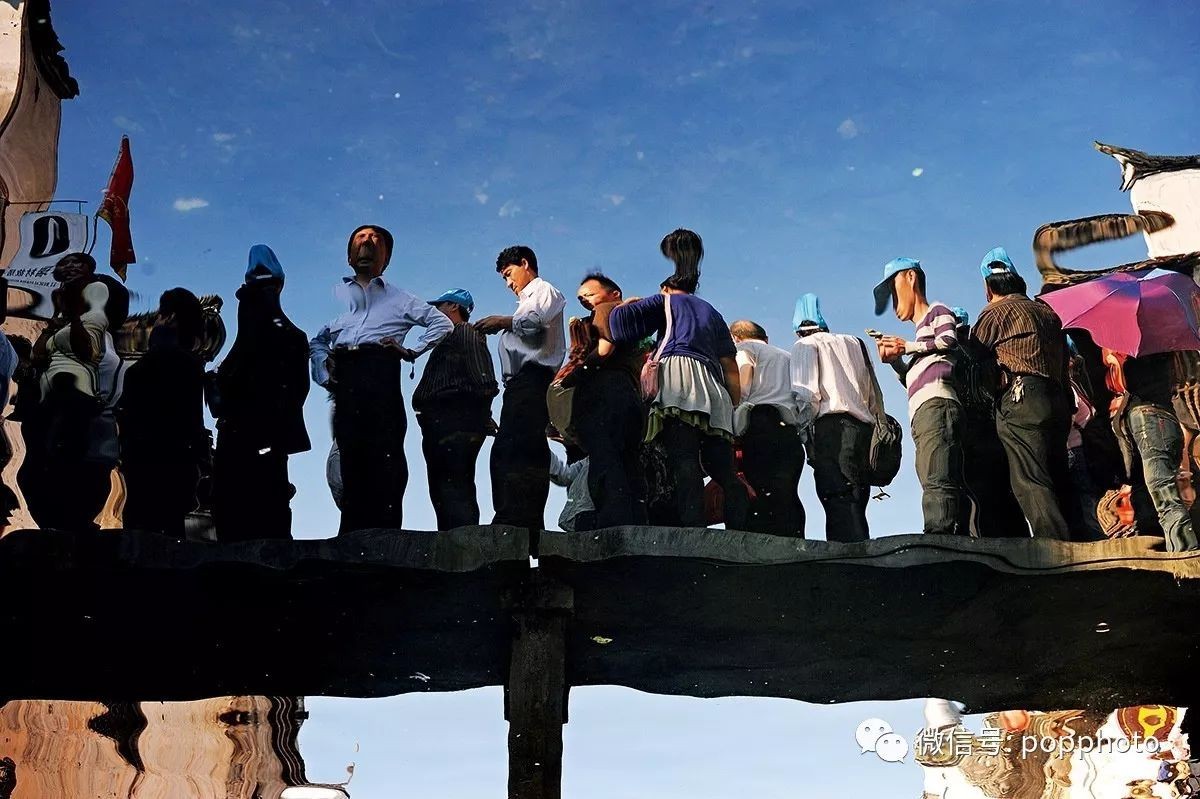 15,2010年10月4日,江西婺源,密集的游客排队过桥.--(1)