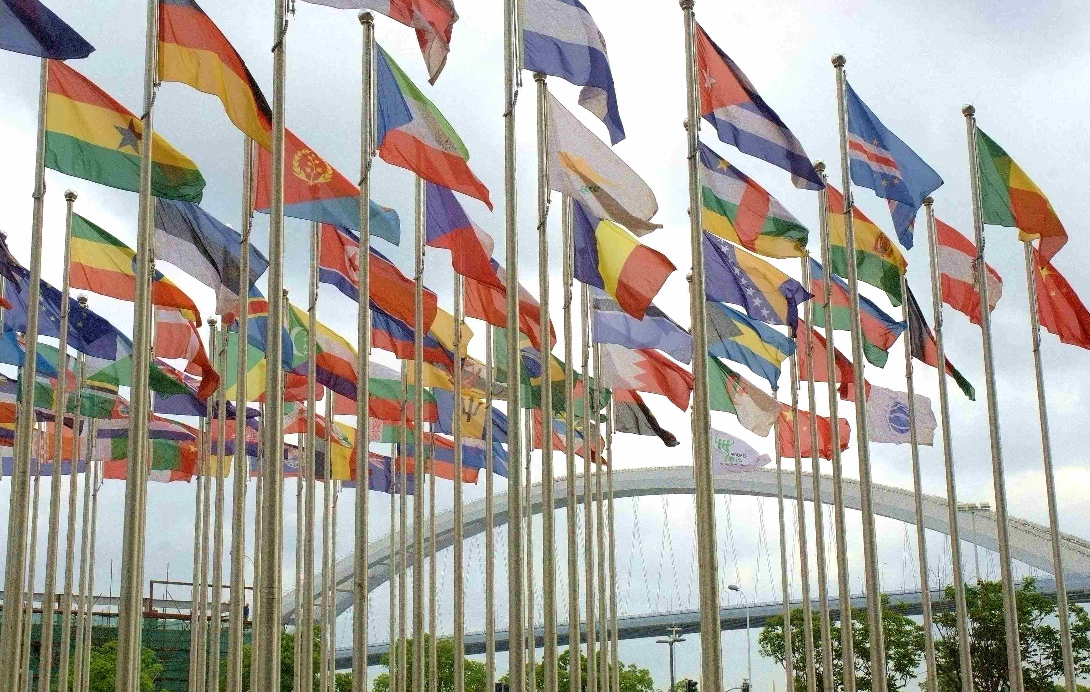 世博纪念馆的万国旗与上海卢浦大桥.