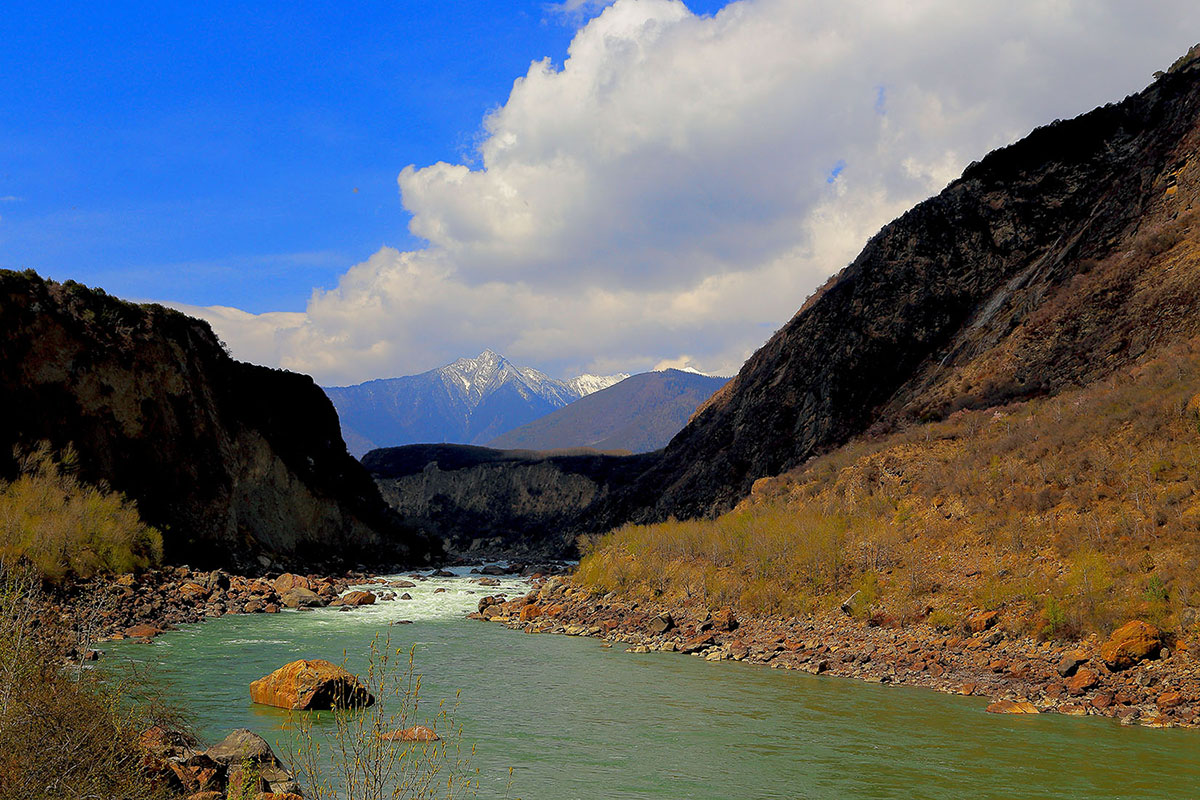 中国西藏雅鲁藏布江下游的雅鲁藏布大峡谷是地球上最深的峡谷.