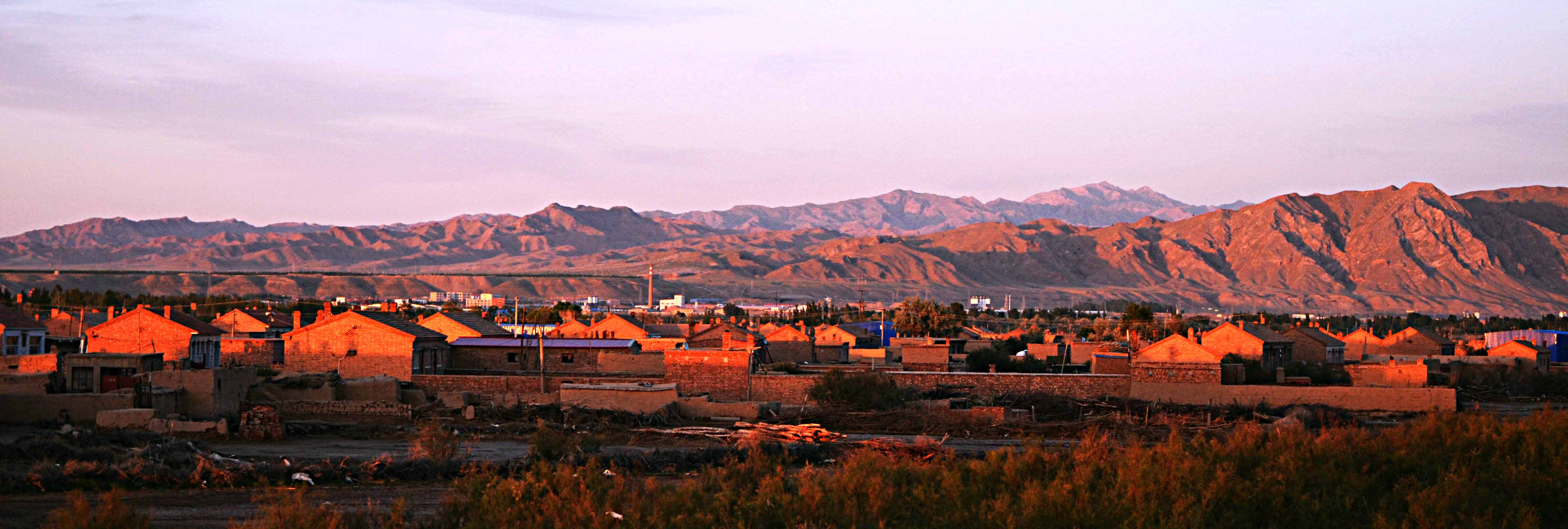 《夕阳中的村庄》(2013年5月29日拍摄于乌拉特前旗东乌拉村)作者