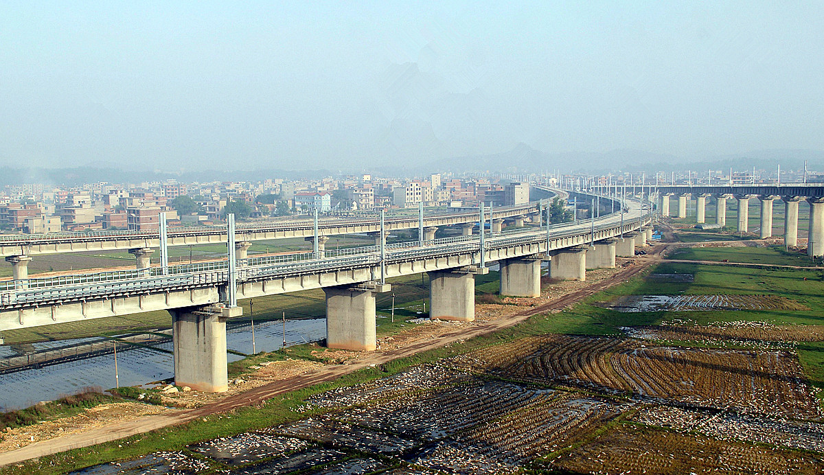 上饶高铁交会处在上饶市灵溪,是中国高铁第二大高铁交会处.