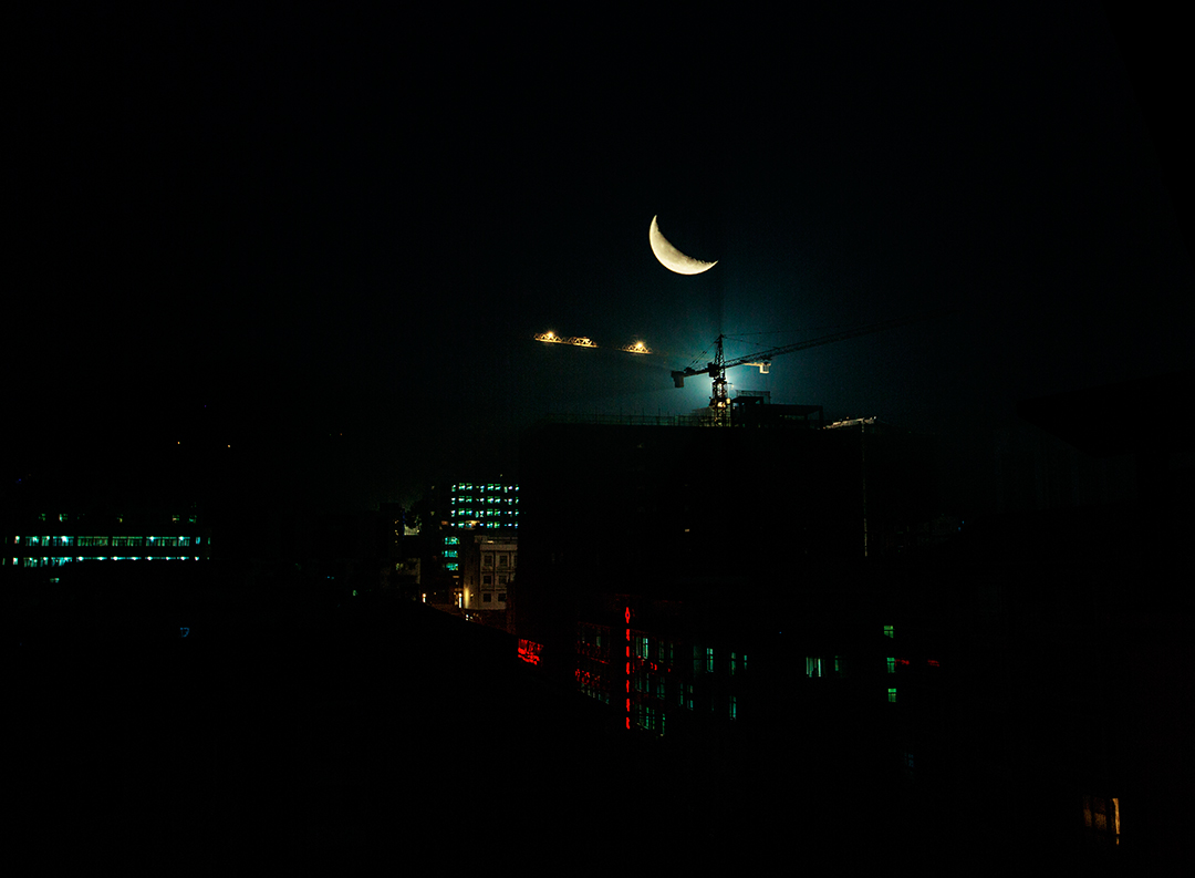 一轮弯月悬夜空 - 风光 - 大众摄影网