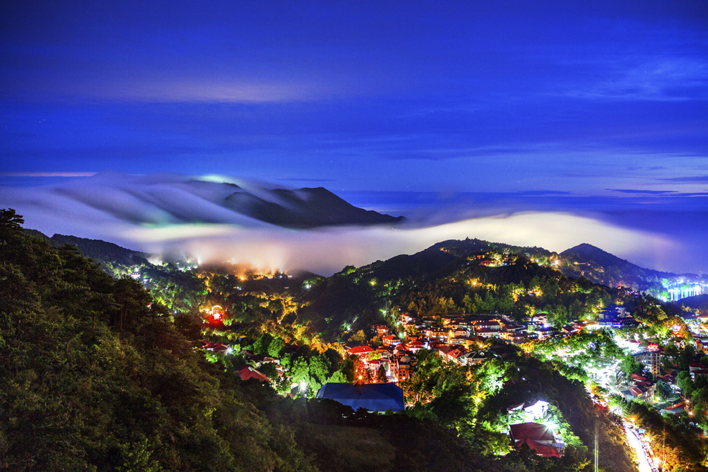 庐山牯牛岭的夜色,伴着飘逸的瀑布云,构成一幅流光溢彩的美丽画图!