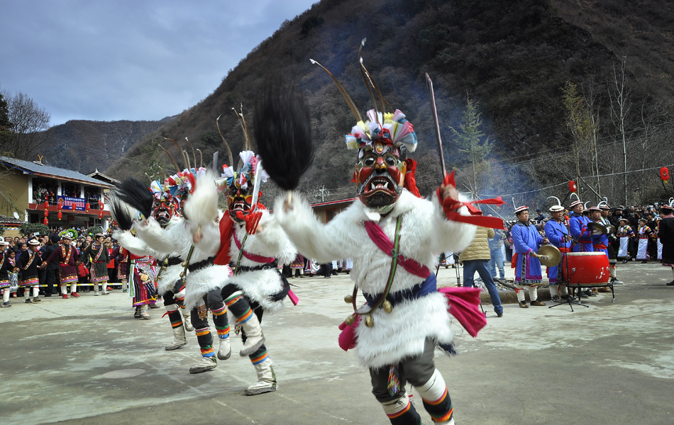 白马人能歌善舞,"池歌昼"是他们祭神时所跳的舞蹈,因其舞者头戴木