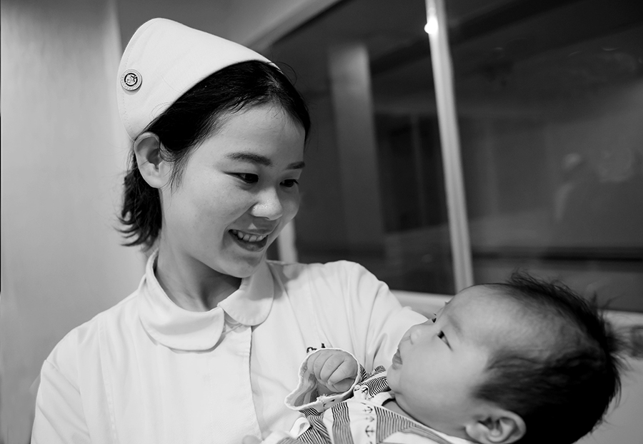 组图:生命之爱,表现白衣天使在平凡的工作中呵护小生命.