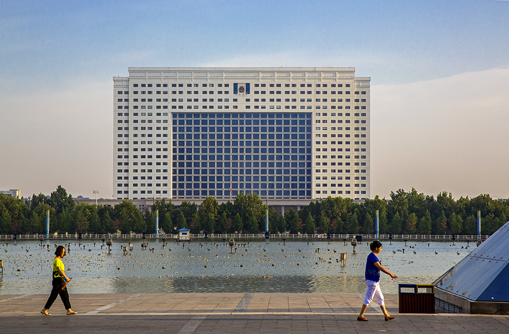 洛阳市政府办公楼及开元湖.