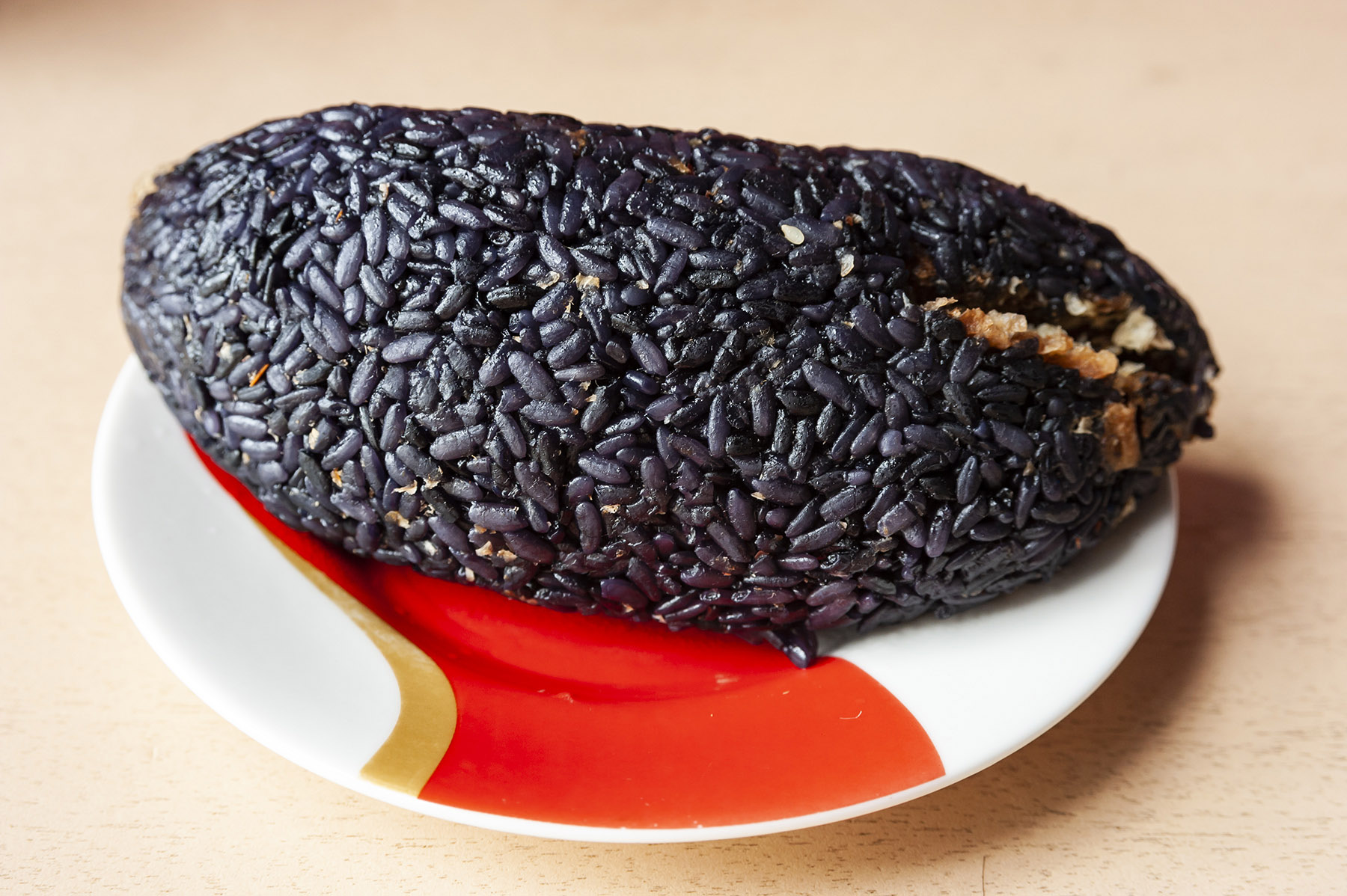 芳婆乌饭裹进了鸡蛋保留了油条,价格不菲12元