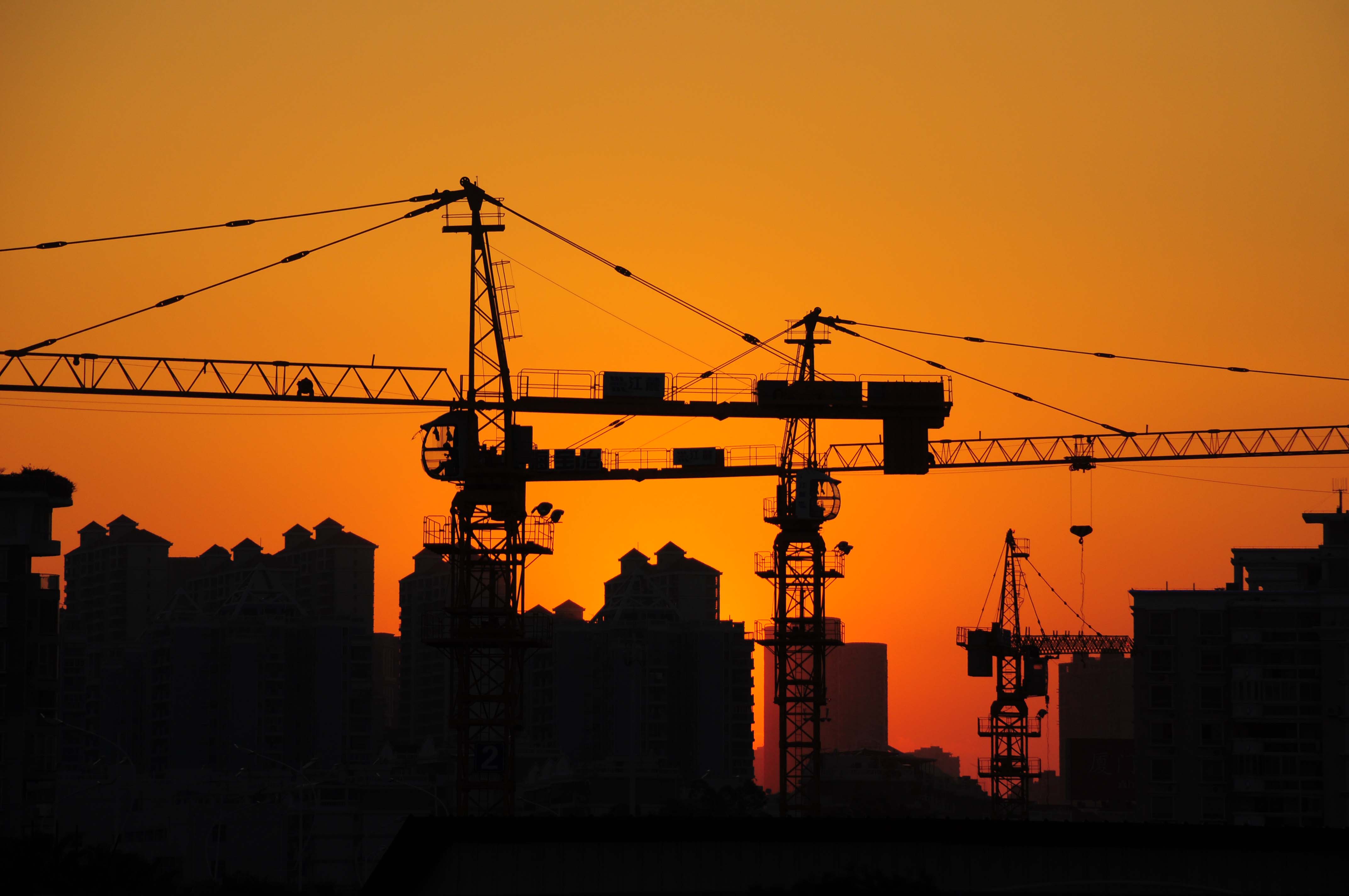 夕阳下,转动的塔吊似交响乐的指挥棒,建筑轮廓的错落有质就是是