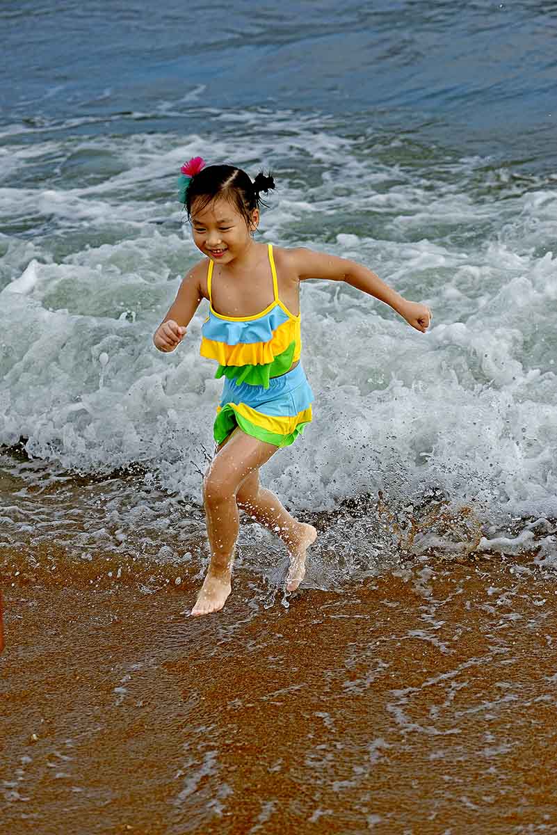 喜欢到大海冲浪的小女孩